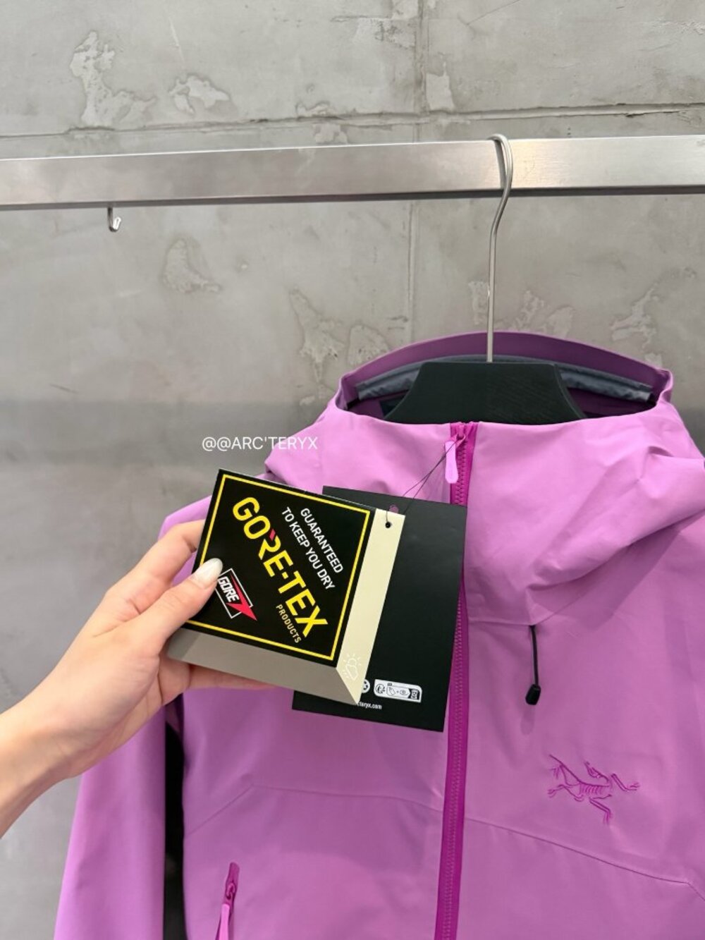 Arcteryx Beta Series Beta LT JacketHooded Hardshell Jacket, Size M - Picture 5 of 6